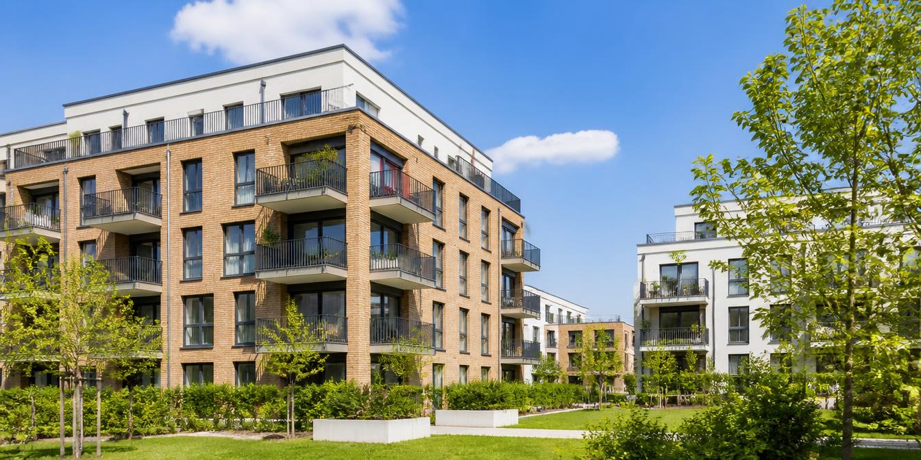 Neubau moderner Mehrfamilienhäuser mit Grünanlage – geförderter Wohnungsbau